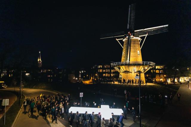 De processie met het kruis passeert de Doetinchemse Walmolen