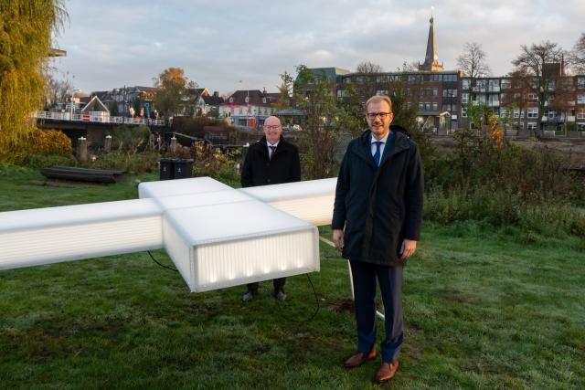 Mark Boumans en Hans Dales bij het kruis van The Passion