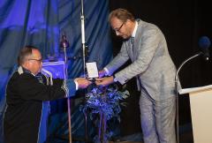 Dhr. G. Huntink neemt, namens het bestuur van Schutterij St. Martinus, de Koninklijke Erepenning en bijbehorende Oorkonde in ontvangst