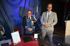 Dhr. G. Huntink en burgemeester Mark Boumans staan bij de Koninklijke Erepenning